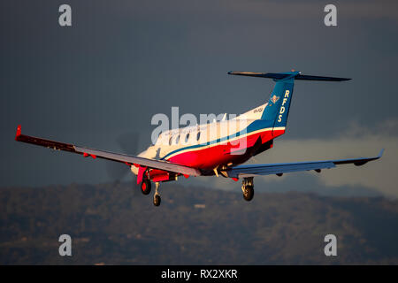 Royal Flying Doctors Service von Australien Pilatus PC-12 single engine Air Ambulance Aircraft on Ansatz am Adelaide Flughafen zu landen. Stockfoto