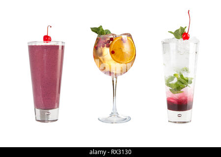 Eine Auswahl an alkoholischen Getränken und Cocktails auf einem weißen Hintergrund. Drei verschiedene Getränke mit Früchten und Beeren. Isoliert. Stockfoto