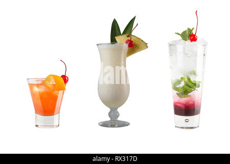 Eine Auswahl an alkoholischen Getränken und Cocktails auf einem weißen Hintergrund. Drei verschiedene Getränke in Glas Becher mit Maraschino Kirsche decoratio Stockfoto