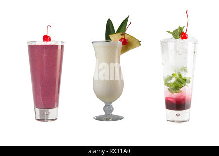 Eine Auswahl an alkoholischen Getränken und Cocktails auf einem weißen Hintergrund. Drei verschiedene Getränke in Glas Becher mit Cocktail-kirschen. Isolat Stockfoto