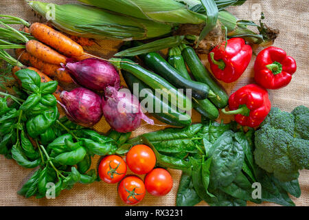 Eine Auswahl an frischen und gesunden Gemüse der Saison aus dem Garten im Sommer Stockfoto