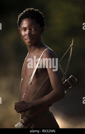 Das Porträt einer San-Ju'Hoansi Jäger in Namibia. Stockfoto