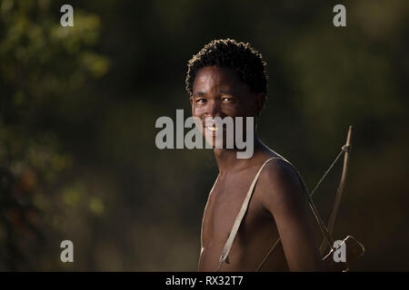 Das Porträt einer San-Ju'Hoansi Jäger in Namibia. Stockfoto