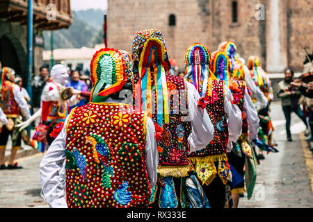 Maenner in Zeile tragen lebendige Traditionelle bestickte Kleidung bei Inti Raymi oder Sun Fest Feier in Cusco, Peru. Stockfoto