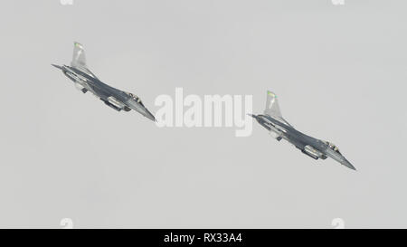 Vermont Air National Guard F-16 Falcon Piloten aus dem 158 Fighter Wing, fliegen in Formation nach Erhalt Kraftstoff aus einem New-hampshire Air National Guard KC-135 Stratotanker zugeordnet zu der 157 Luftbetankung Flügel, über den Staat New York, 5. März 2019. Dies ist das letzte Mal, die 157 ARW des Typs KC-135 s Die 158 FW's F-16 tanken, da beide Flügel sind die Veräußerung ihrer Flugzeuge in Vorbereitung der KC-46 Tanker und die F-35 Fighter zu erhalten. (U.S. Air National Guard Foto von Master Sgt. Thomas Johnson) Stockfoto