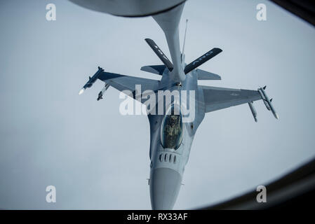 Ein Vermont Air National Guard F-16 Falcon Pilot mit der 158 Fighter Wing, empfängt von einem KC-135 Stratotanker, zu der 157 Luftbetankung Flügel, New Hampshire Air National Guard über den Staat New York, 5. März 2019, zugeordnet. Dies ist das letzte Mal, die 157 ARW des Typs KC-135 s Die 158 FW's F-16 tanken, da beide Flügel sind die Veräußerung ihrer Flugzeuge in Vorbereitung der KC-46 Tanker und die F-35 Fighter zu erhalten. (U.S. Air National Guard Foto von Master Sgt. Thomas Johnson) Stockfoto