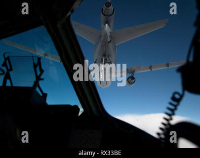 Die KC-10 Extender mit der 305Th Air Mobility Wing von Joint Base Mc Guire-Dix - Lakehurst, New Jersey, bereitet eine C-17 Globemaster III während der Übung Jersey Devil 19, März 4, 2019 zu tanken. Flugzeuge von Dover Air Force Base, Del., und gemeinsame Basis MDL nahmen an der Übung auf die C-5 M Supergalaxy, KC-10 Extender und die C-17 Globemaster III gehören (U.S. Air Force Foto von Airman 1st Class Zoe M.Wockenfuss) Stockfoto