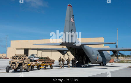 Mitglieder aus dem 36. Contingency Response Group von Andersen Air Force Base, Guam schnell Offload liefert aus einer C-130 Flugzeugen eine Basis für Operationen während der Agile Combat Beschäftigung Übung bei Andersen AFB 6. März zu etablieren. Diese Funktion zeigt die globale der Luftwaffe zu erreichen und die Flexibilität durch eine Kraft in der Lage, schnell zu reagieren und Combat Air Power zur Unterstützung der US-Engagement für die regionale Sicherheit und Stabilität bieten. (U.S. Air Force Foto von Master Sgt. JT kann III) Stockfoto