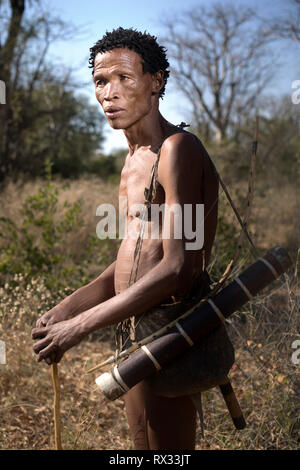 Das Porträt einer San-Ju'Hoansi Jäger in Namibia. Stockfoto