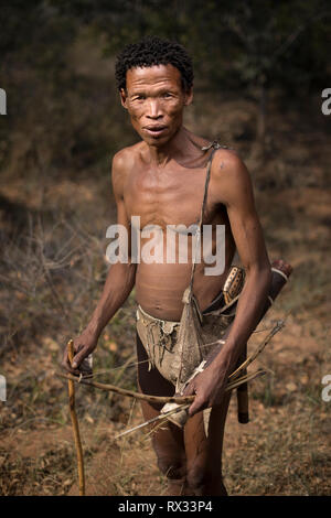 Das Porträt einer San-Ju'Hoansi Jäger in Namibia. Stockfoto