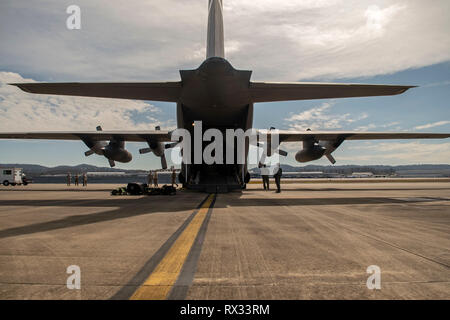 Air National Guard aeromedical evacuation Teams aus mehreren Einheiten zusammen mit Mitgliedern des Birmingham Feuer- und Rettungsdienst Abteilung Simulation entladen Patienten aus einer C-130 Hercules aus der 130 Airlift Wing, West Virginia Air National Guard während der PATRIOT South 19 in Birmingham, Ala., März 7, 2019. PATRIOT South 19 ist eine jährliche, akkreditierte Gemeinsame nationale Ausbildung Funktion ausüben, die eine simulierte Naturkatastrophe Umwelt für Einheiten ihre Antwort und Fähigkeiten inländischen Operationen durchzuführen, zu testen. (U.S. Air National Guard Foto: Staff Sgt. Wendy Kuhn) Stockfoto