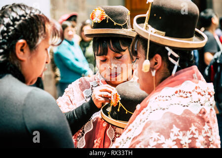 Drei Frauen in traditioneller Kleidung und Hut während Inti Raymi Festival (Sun Festival) in Cusco, Peru. Stockfoto