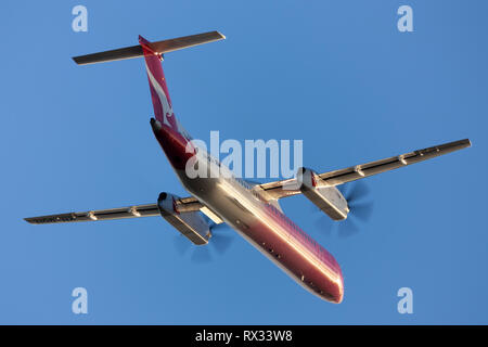 QantasLink Bombardier DHC -8-402 zweimotorige Turboprop regional Airliner vom Flughafen Adelaide. Stockfoto