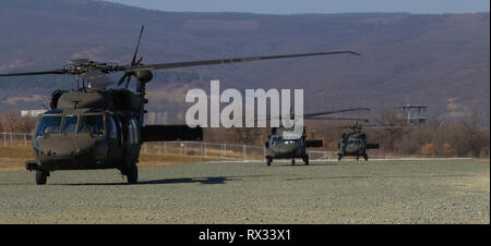 UH-60 Blackhawk Hubschrauber 3 Assault Helicopter Bataillon, 1 Aviation Regiment, 1 Combat Aviation Brigade, 1 Infanterie Division, Land in Bildung on air Feld bei Novo Selo, Bulgarien,, 4. März 2019. 3-1 AHB fing vor kurzem eine Rotation in Rumänien Atlantic beheben, einen gemeinsamen NATO-Engagement Bereitschaft zu errichten und die Bindung zwischen Alliierten und Partner Nationen durch multinationale Ausbildung verbessert zu unterstützen. (U.S. Armee Foto von Sgt. Gavin Lewis) Stockfoto