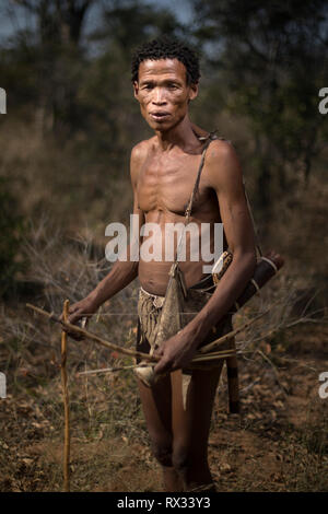 Das Porträt einer San-Ju'Hoansi Jäger in Namibia. Stockfoto