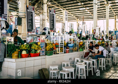 Fruchtsaft Stände im Mercado San Pedro Markt in Cusco, Peru. Stockfoto