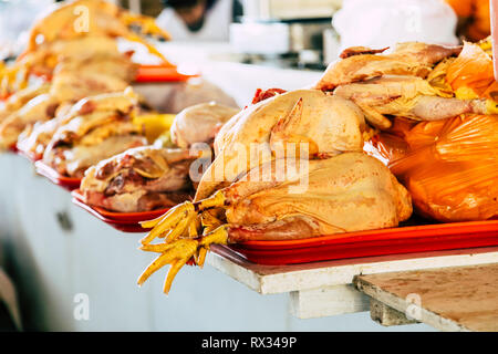 Rohes Hühnerfleisch auf Anzeige auf eine Fleischerei Stall im Mercado San Pedro Markt in Cusco, Peru. Stockfoto