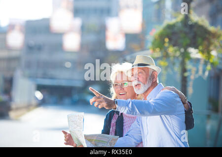 Senior paar Touristen im Stadtplan suchen Stockfoto