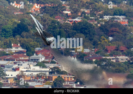 Royal Australian Air Force (RAAF) McDonnell Douglas F/A-18A Hornet Kampfflugzeuge eine 21-55 Durchführen einer Flying Display. Stockfoto