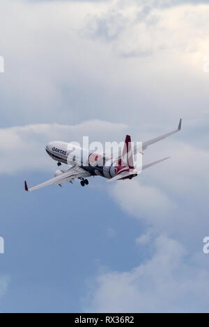 Qantas Boeing 737 VH-XZJ namens Mendoowoorrji tragen eine besondere Aborigines themed livery Durchführen einer Flypast über Melbourne. Stockfoto