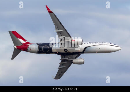 Qantas Boeing 737 VH-XZJ namens Mendoowoorrji tragen eine besondere Aborigines themed livery Durchführen einer Flypast über Melbourne. Stockfoto