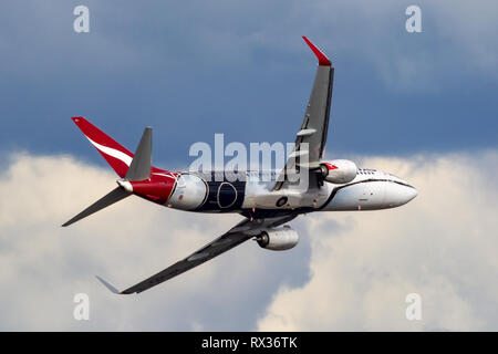 Qantas Boeing 737 VH-XZJ namens Mendoowoorrji tragen eine besondere Aborigines themed livery Durchführen einer Flypast über Melbourne. Stockfoto