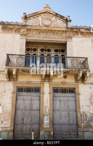 Altes Gebäude mit schönen Verzierungen in Limassol, Zypern. Stockfoto