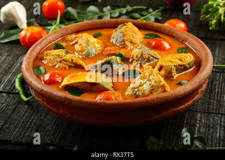 Leckere hausgemachte Fischcurry aus Kerala Küche, in Kokosmilch mit Mango und Gewürzen gekocht. asiatische Gerichte Hintergrund Stockfoto