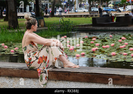 Entspannen Sie am Teich in Rabin Sq. in Tel Aviv. Stockfoto