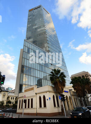 Die Beinleumi Bank befindet sich sowohl in einem historischen Gebäude als auch in einem modernen Wolkenkratzer. Tel Aviv, Israel. Stockfoto