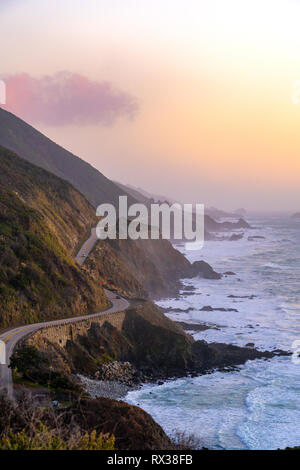 Big Sur, Kalifornien - Vista Blick auf den berühmten Highway One Küstenstraße entlang der Pazifischen Küste bei Sonnenuntergang. Stockfoto