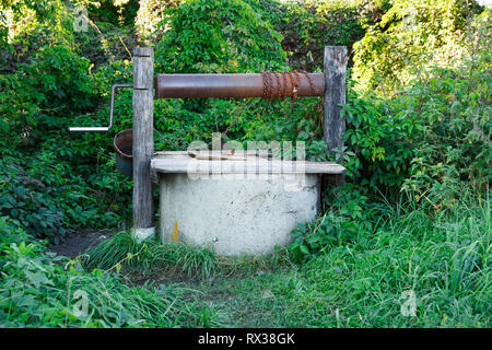 Alte Brunnen in der russischen Dorf. Stockfoto