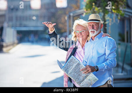 Senior paar Touristen im Stadtplan suchen Stockfoto