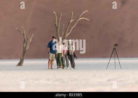 Eine Familie selfi Porträt im Deadvlei, Namibia. Stockfoto