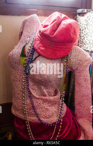 Dummy gekleidet mit Mode urbane Frau Rosa Kleidung, Schmuck und samt Hut in der Nähe eines Fensters mit der Sonne Licht ausleuchten. Stockfoto