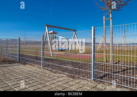 Eingezäunten Spielplatz neben einem Kindergarten Stockfoto