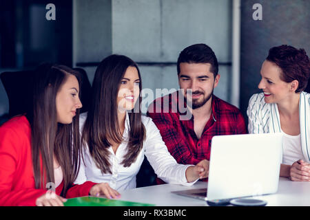 Start Up Team von freelancern Im Büro Planung Stockfoto
