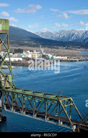 Zug Brücke Burrard Inlet von Vancouver nach North Vancouver Hüttenarbeiter Memorial Bridge). ChemTrade chemische Anlage liegt im Norden von Van gesehen. Stockfoto