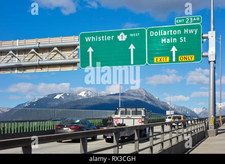 Ironworkers Memorial Bridge (Second Narrows Bridge) in Vancouver, BC, Kanada. Fahrzeuge fahren auf dem Highway 1 nach North Vancouver. Autobahnschilder. Stockfoto