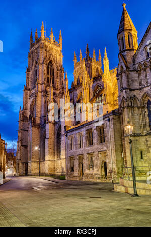 Die berühmte York Minster in England in der Dämmerung Stockfoto