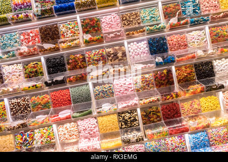 Candy Anzeige auf einem Markt. Verschiedene Süßigkeiten zur Selbstbedienung. Stockfoto