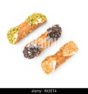 Echte sizilianische canolis auf einem weißen Hintergrund. Ansicht von oben. Stockfoto