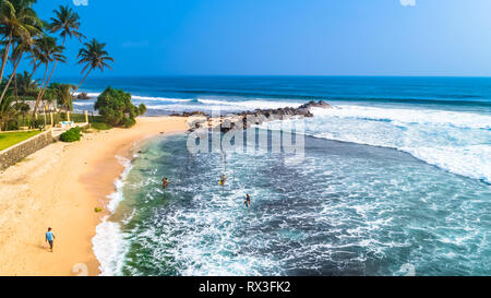 Antenne. Blick auf den Strand in Unawatuna, Sri Lanka. Stockfoto