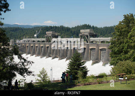 Die Bonneville Sperren und Damm auf dem Columbia River in Oregon, USA, ein National Historic Landmark. Stockfoto