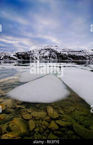 Eisbrocken brechen weg auf Kalamalka Lake, in der Nähe von Vernon, British Columbia, Kanada Stockfoto