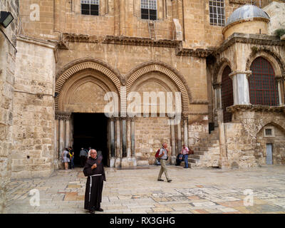 JERUSALEM - Oktober 2011: die Kirche des Heiligen Grabes ist eine der heiligsten Stätten der Christenheit und eine der ältesten Kirchen der Welt. Th Stockfoto