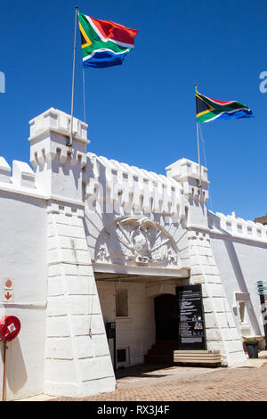Johannesburg, Südafrika, 17. Februar 2019: Außenansicht des alten Gefängnis fort im Stadtzentrum mit Fahnen flattern. Stockfoto
