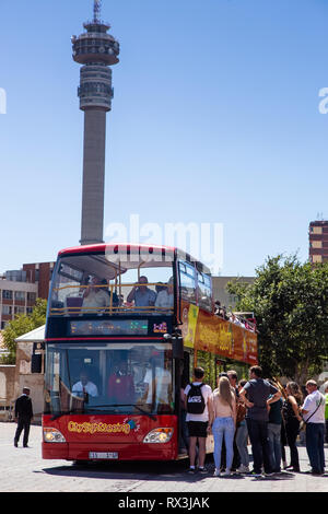 Johannesburg, Südafrika, 17. Februar 2019: Außenansicht des Verfassungsgerichts in Stadt mit oben offenen Busse warten auf Touristen. Stockfoto