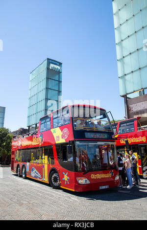 Johannesburg, Südafrika, 17. Februar 2019: Außenansicht des Verfassungsgerichts in Stadt mit oben offenen Busse warten auf Touristen. Stockfoto