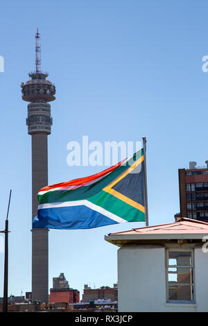 Johannesburg, Südafrika, 17. Februar 2019: Südafrikanische Fahne mit Stadt Gebäude im Hintergrund Stockfoto